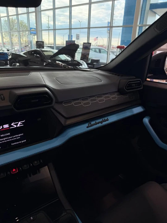 2025 Lamborghini Urus - Image 8 of 10