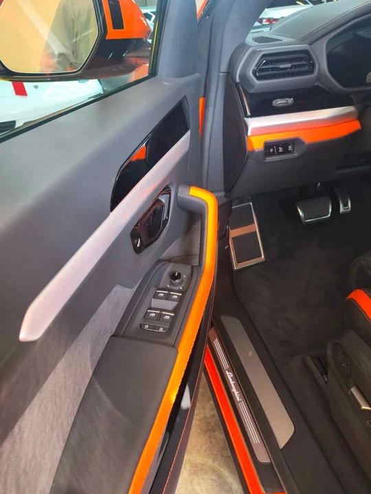 2025 Lamborghini Urus - Image 15 of 18