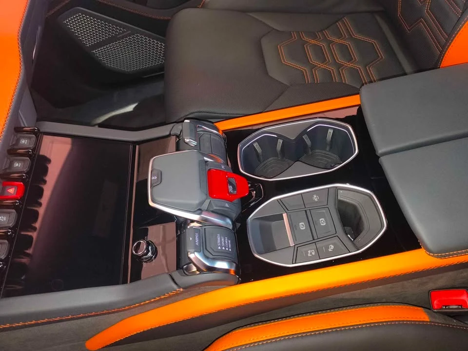 2025 Lamborghini Urus - Image 14 of 18