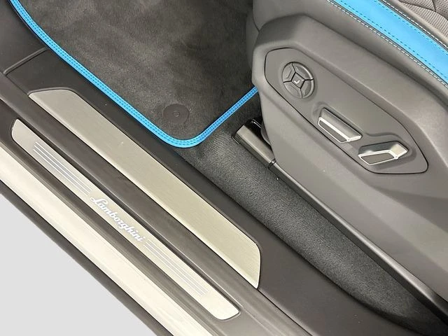 2025 Lamborghini Urus - Image 31 of 31