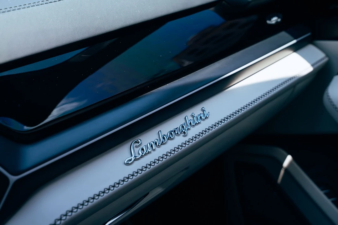 2025 Lamborghini Urus - Image 23 of 31