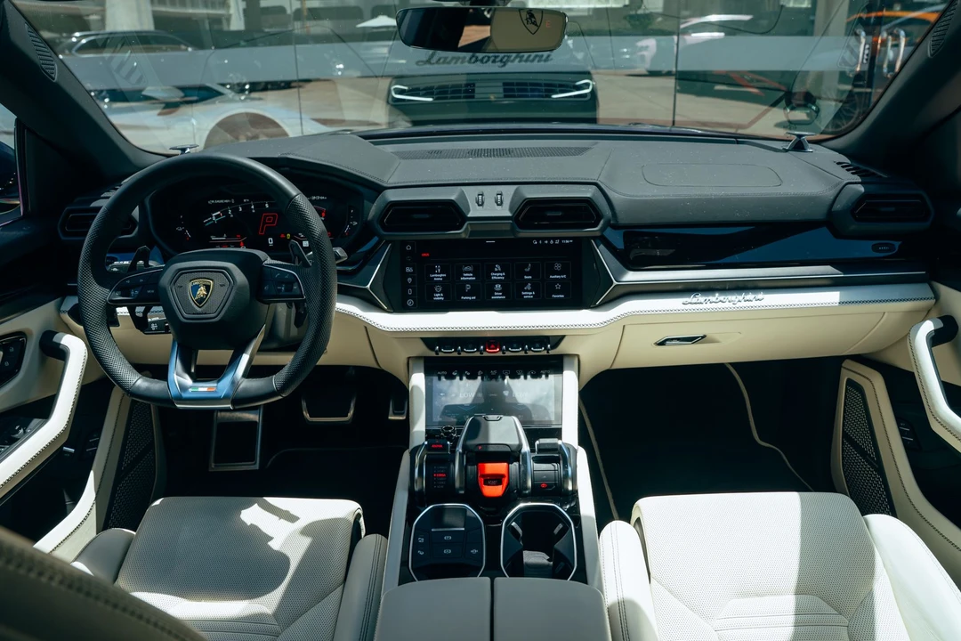 2025 Lamborghini Urus - Image 7 of 31