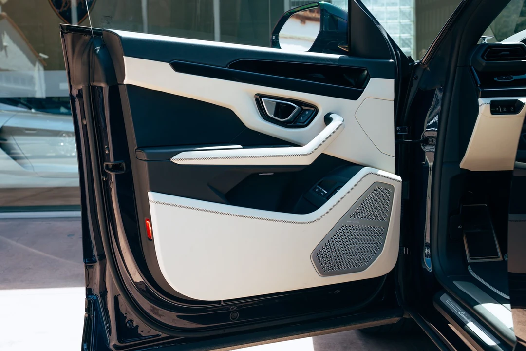 2025 Lamborghini Urus - Image 31 of 31