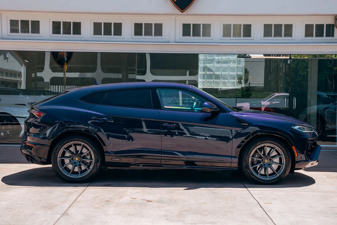2025 Lamborghini Urus - Image 2 of 31