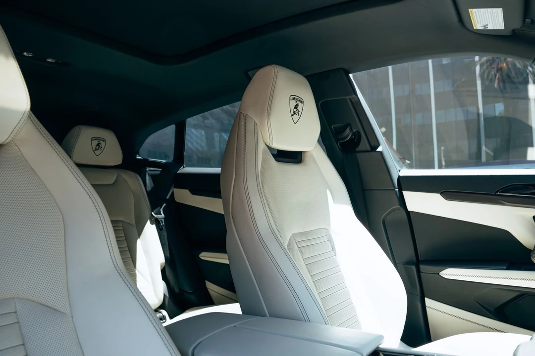 2025 Lamborghini Urus - Image 12 of 31