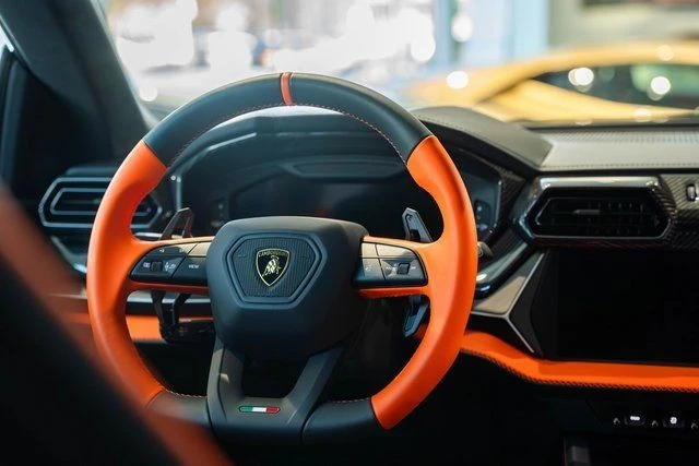2025 Lamborghini Urus - Image 13 of 31