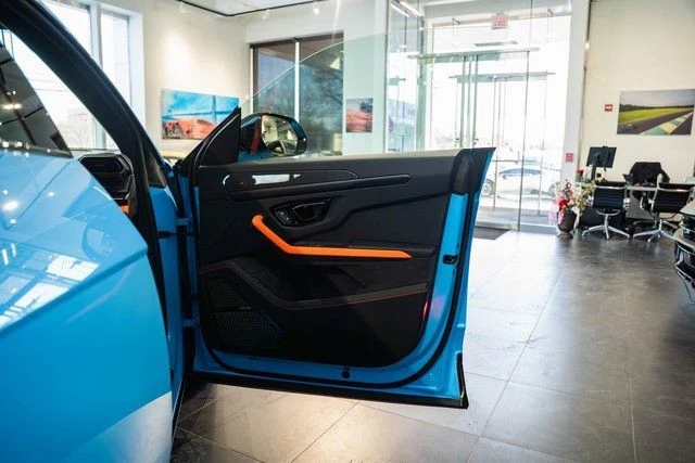 2025 Lamborghini Urus - Image 24 of 31
