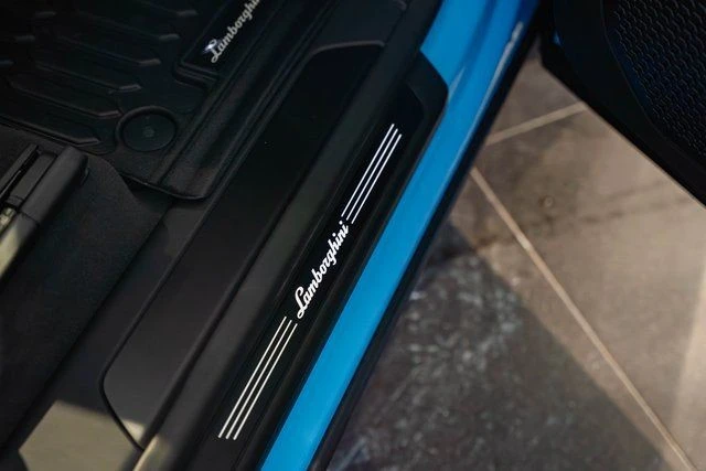 2025 Lamborghini Urus - Image 23 of 31