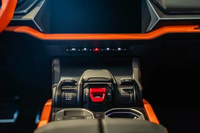 2025 Lamborghini Urus - Image 14 of 31