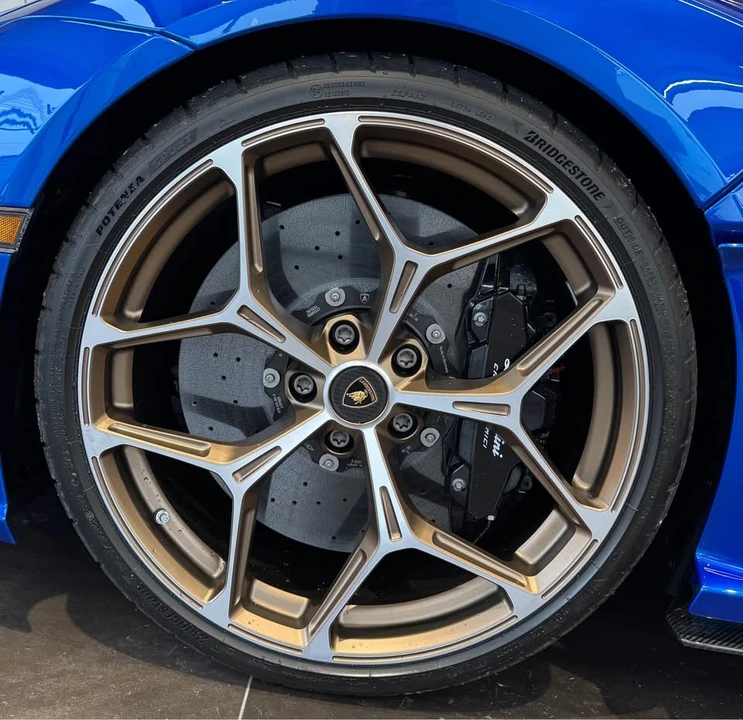 2025 Lamborghini Revuelto - Image 16 of 17