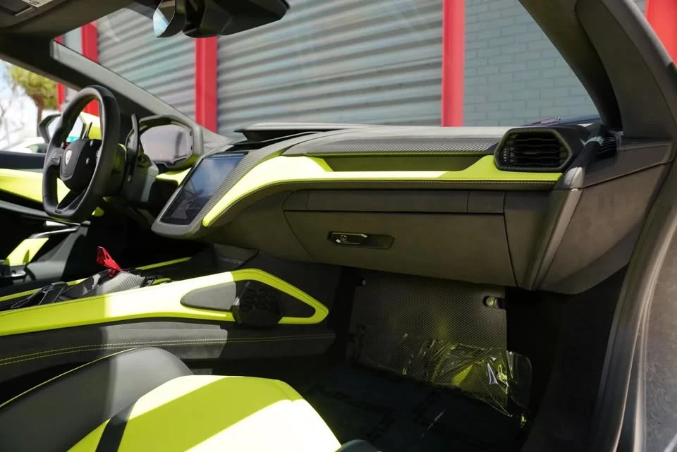2025 Lamborghini Revuelto - Image 13 of 15