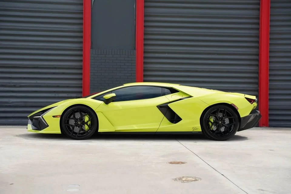2025 Lamborghini Revuelto - Image 17 of 18