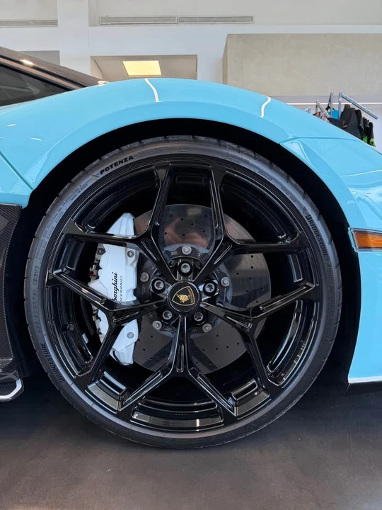 2025 Lamborghini Revuelto - Image 14 of 17