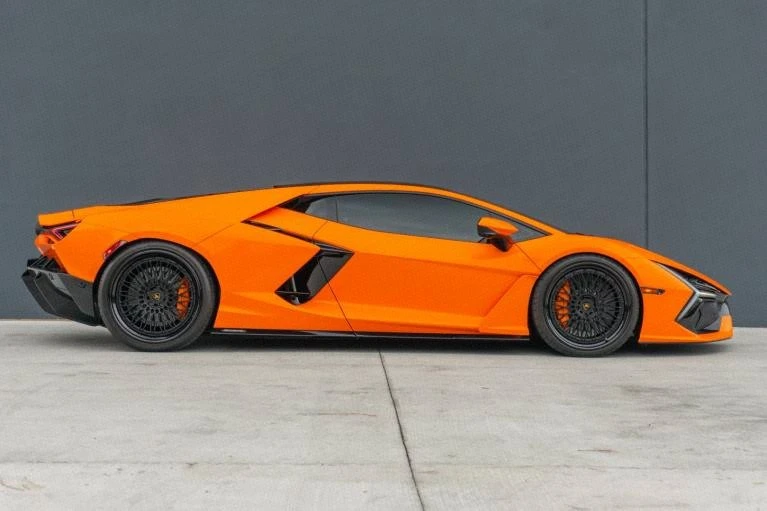 2025 Lamborghini Revuelto - Image 9 of 20