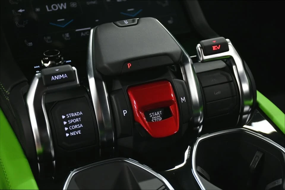 2025 Lamborghini Urus - Image 16 of 20
