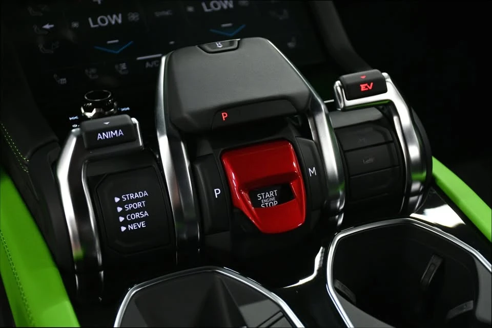 2025 Lamborghini Urus - Image 16 of 20