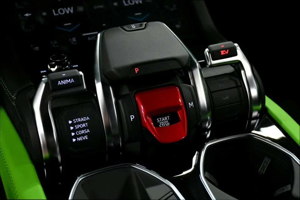 2025 Lamborghini Urus - Image 16 of 20