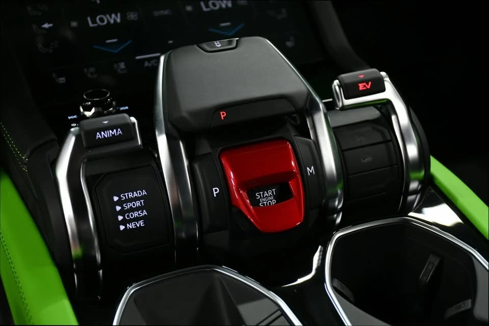 2025 Lamborghini Urus - Image 17 of 20