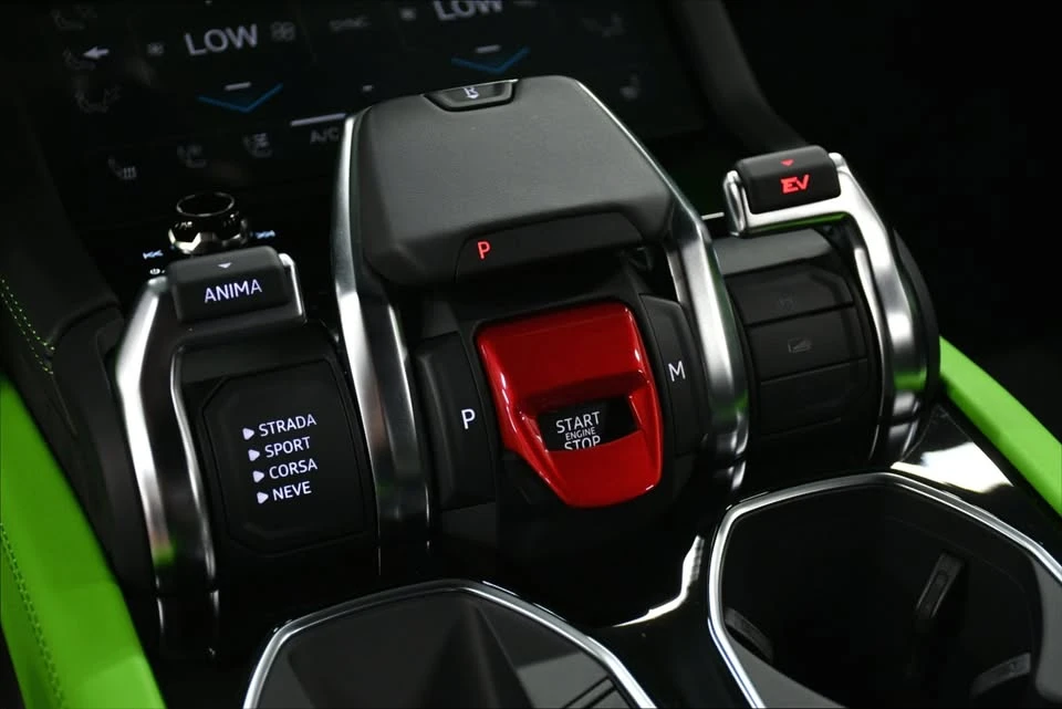 2025 Lamborghini Urus - Image 17 of 20