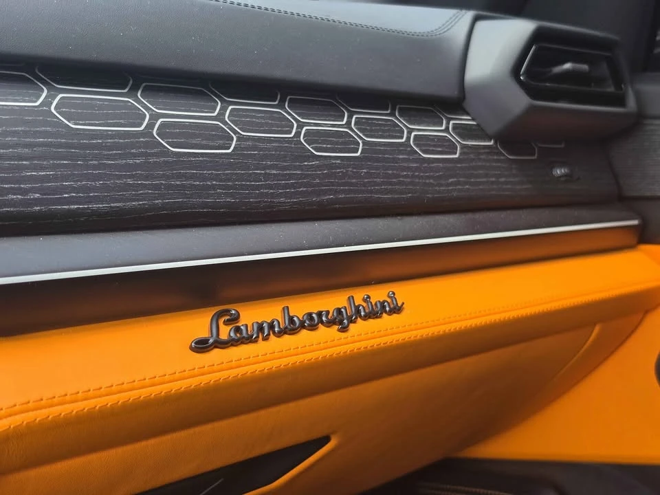 2025 Lamborghini Urus SE - Image 14 of 17