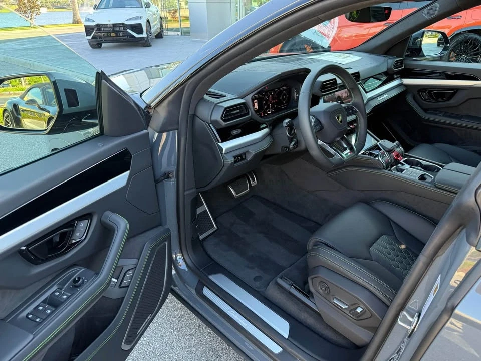 2025 Lamborghini Urus SE - Image 5 of 6