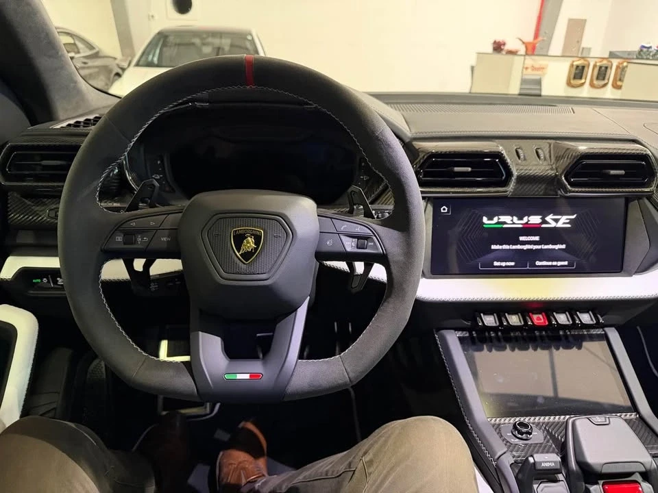 2025 Lamborghini Urus SE - Image 10 of 17