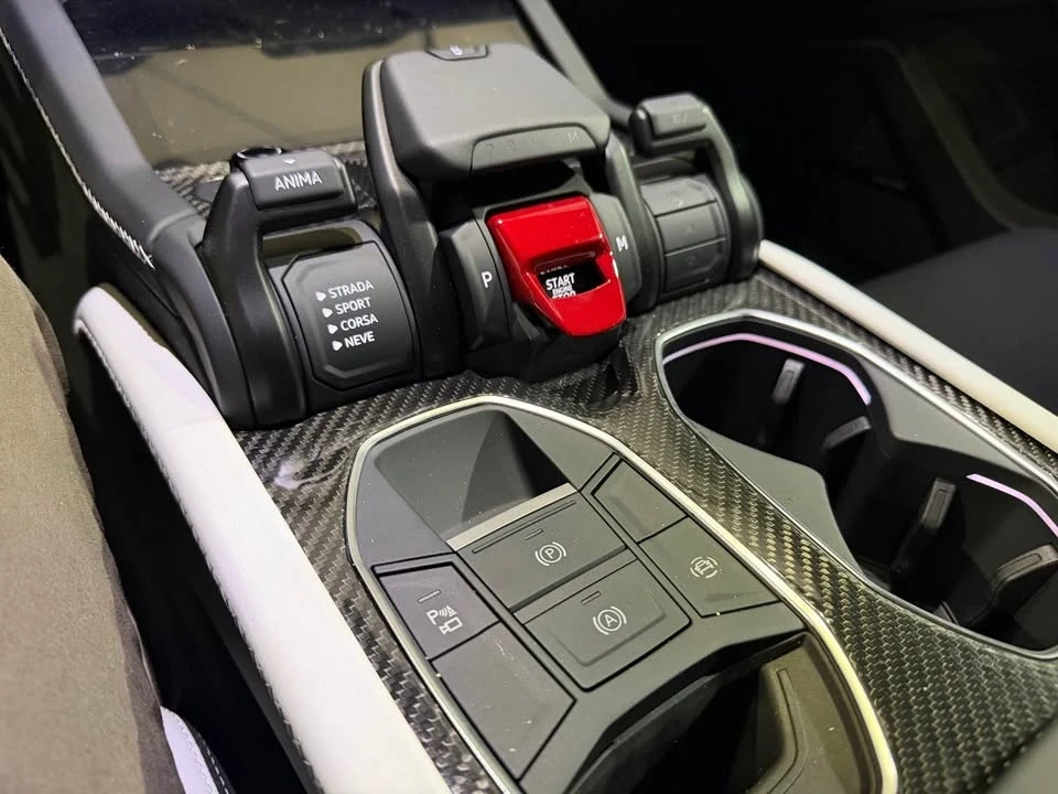 2025 Lamborghini Urus SE - Image 13 of 17
