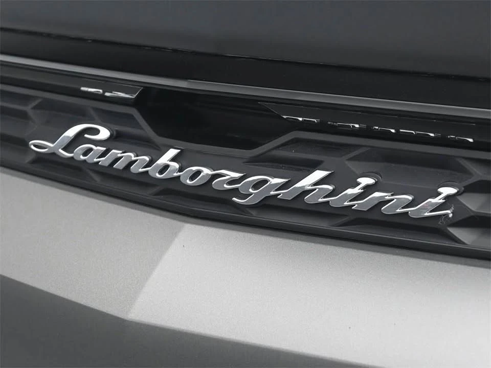 2025 Lamborghini Urus SE - Image 15 of 16