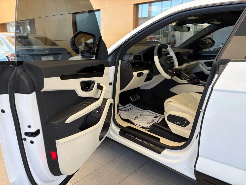 2025 Lamborghini Urus SE - Image 13 of 15
