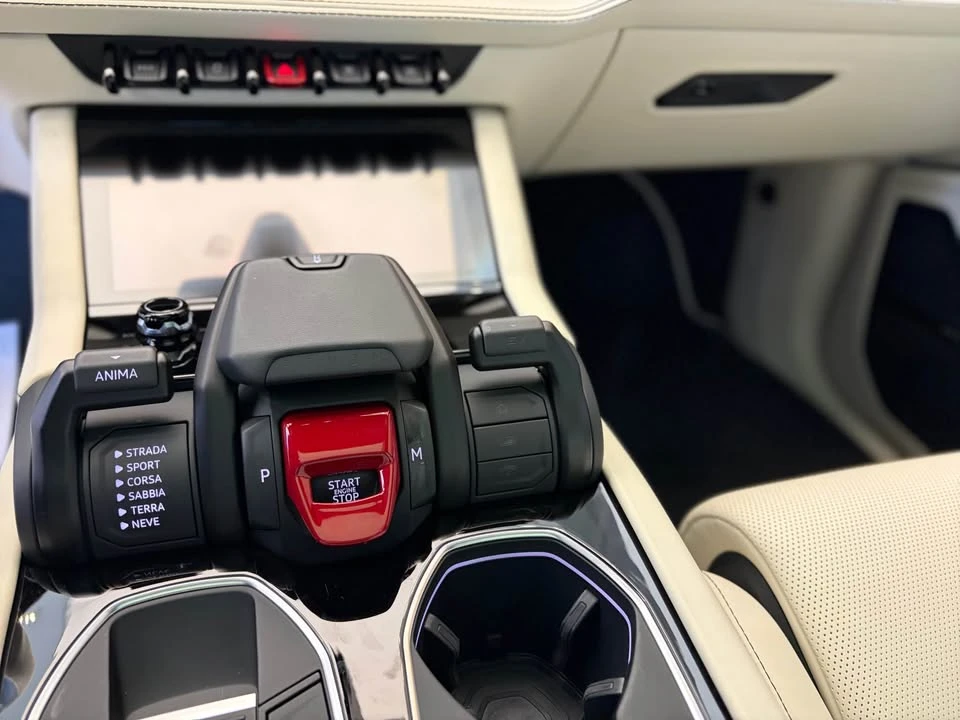 2025 Lamborghini Urus SE - Image 14 of 15