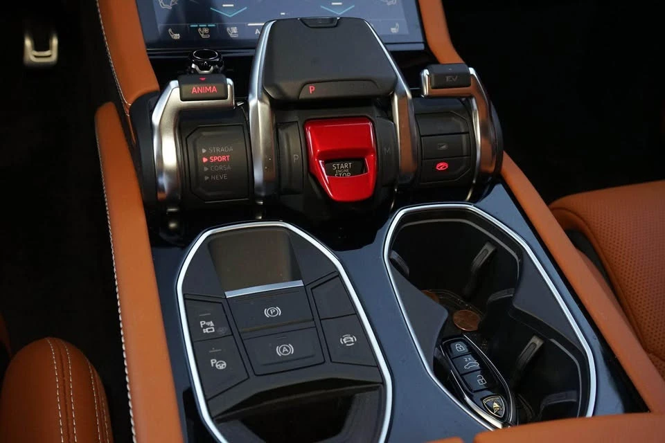 2025 Lamborghini Urus SE - Image 13 of 16