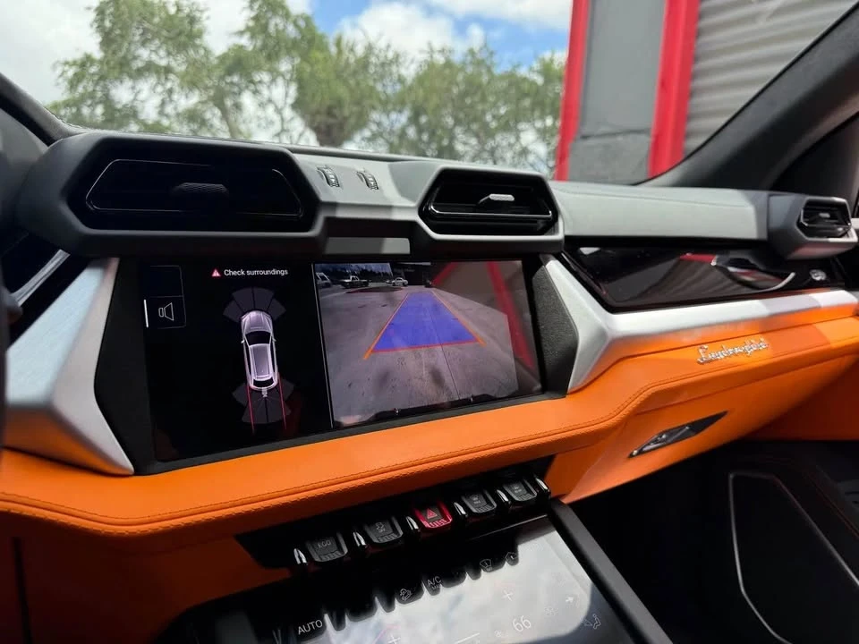 2025 Lamborghini Urus SE - Image 19 of 20