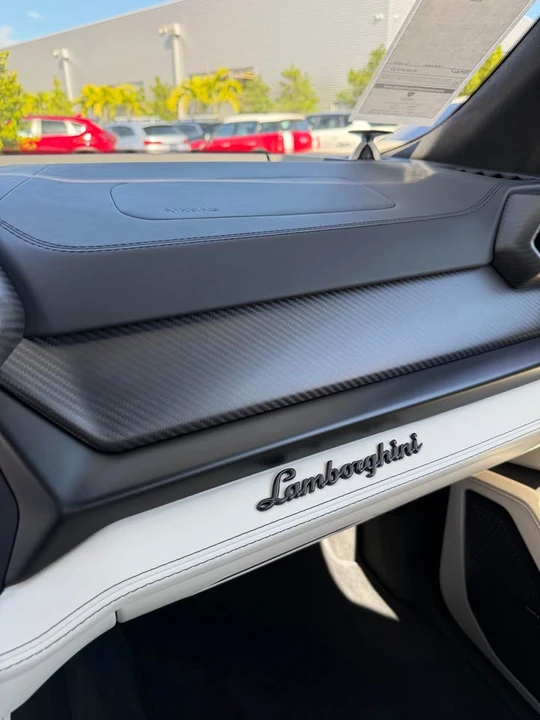 2025 Lamborghini Urus SE - Image 4 of 6