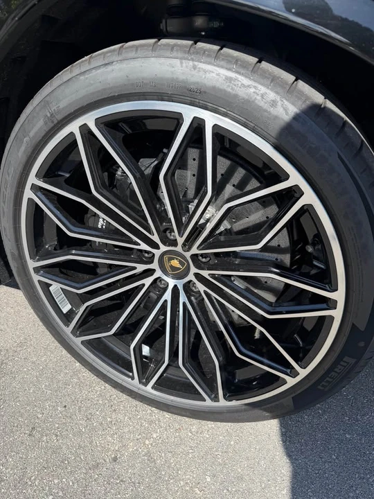 2025 Lamborghini Urus SE - Image 5 of 7