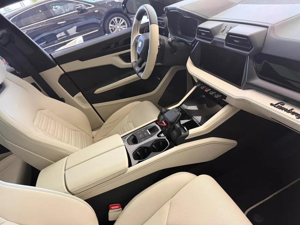 2025 Lamborghini Urus - Image 6 of 10