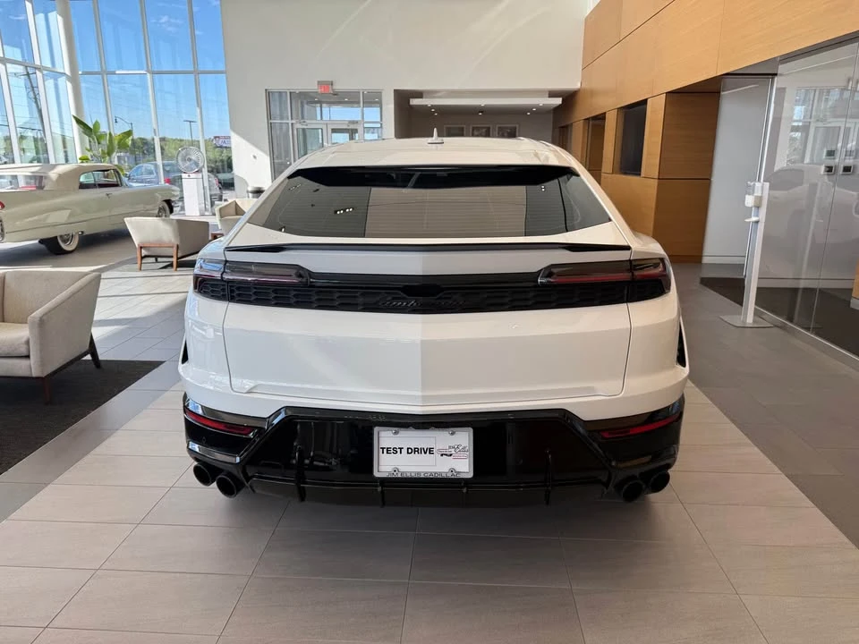 2025 Lamborghini Urus - Image 9 of 10