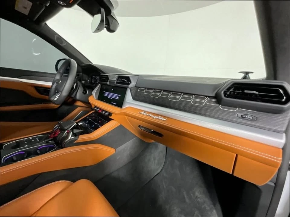 2025 Lamborghini Urus - Image 19 of 20