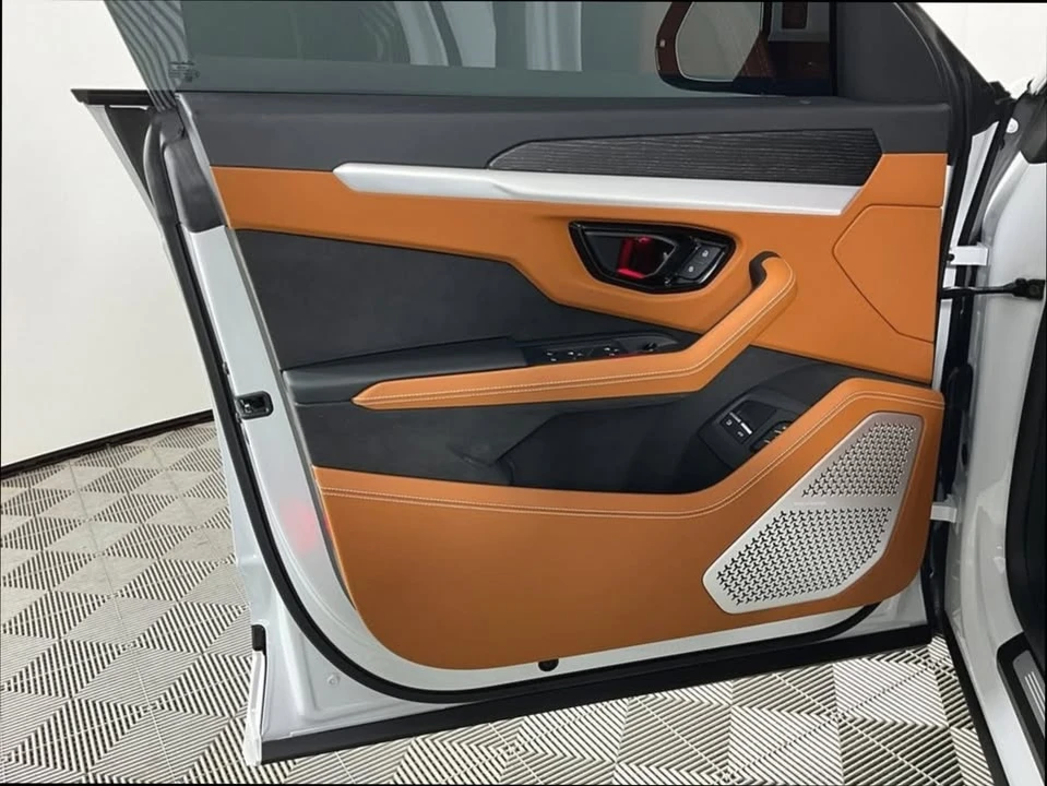 2025 Lamborghini Urus - Image 18 of 20
