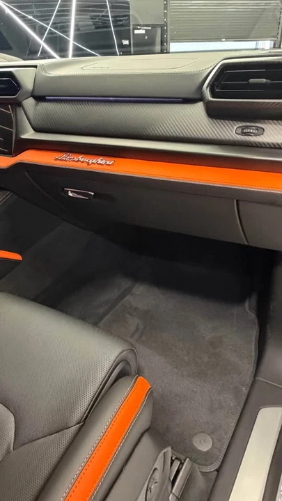 2025 Lamborghini Urus SE - Image 17 of 20