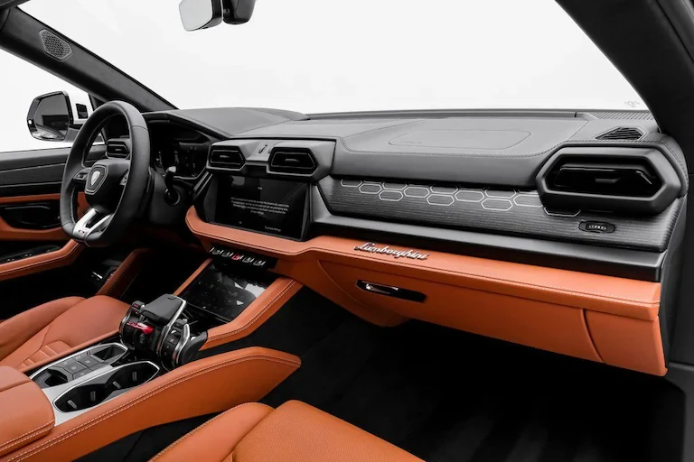 2025 Lamborghini Urus SE - Image 4 of 4