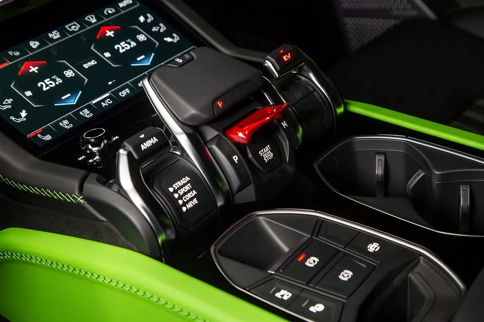 2025 Lamborghini Urus SE - Image 9 of 18