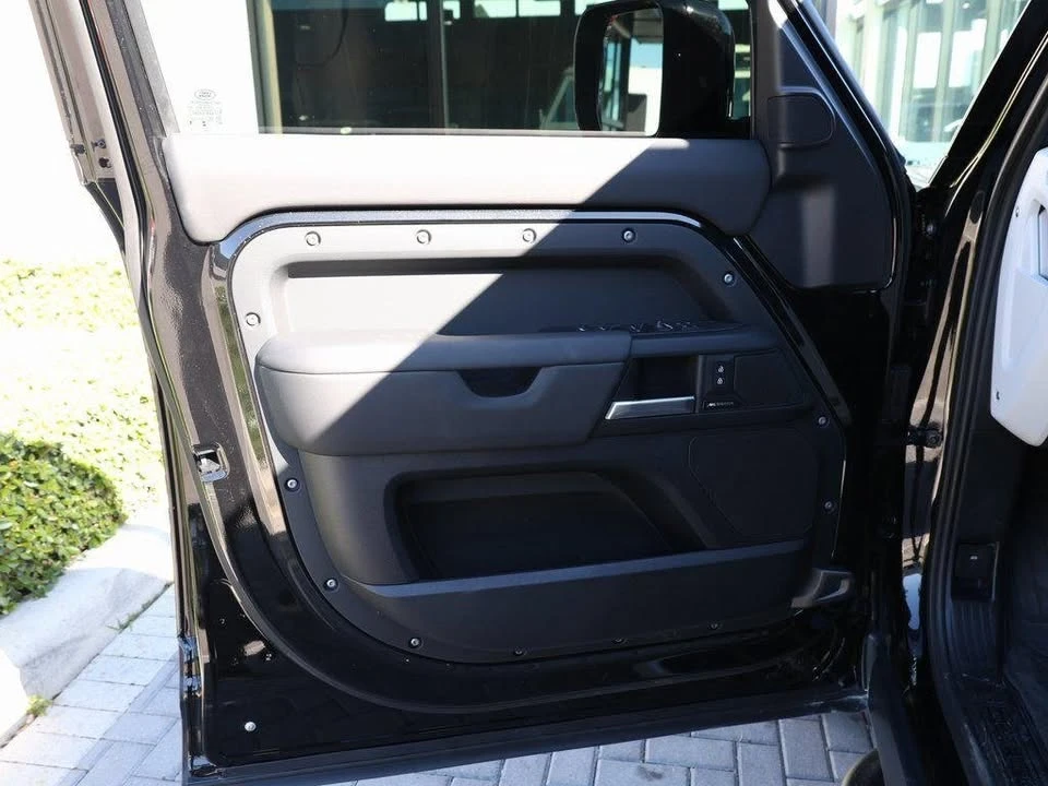 2025 Land Rover Defender - Image 6 of 7