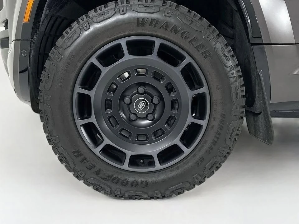 2025 Land Rover Defender Octa - Image 10 of 12