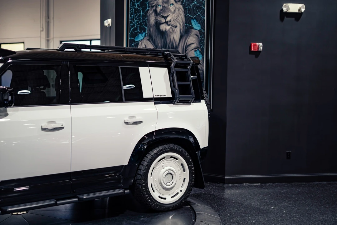 2025 Land Rover - Image 8 of 31