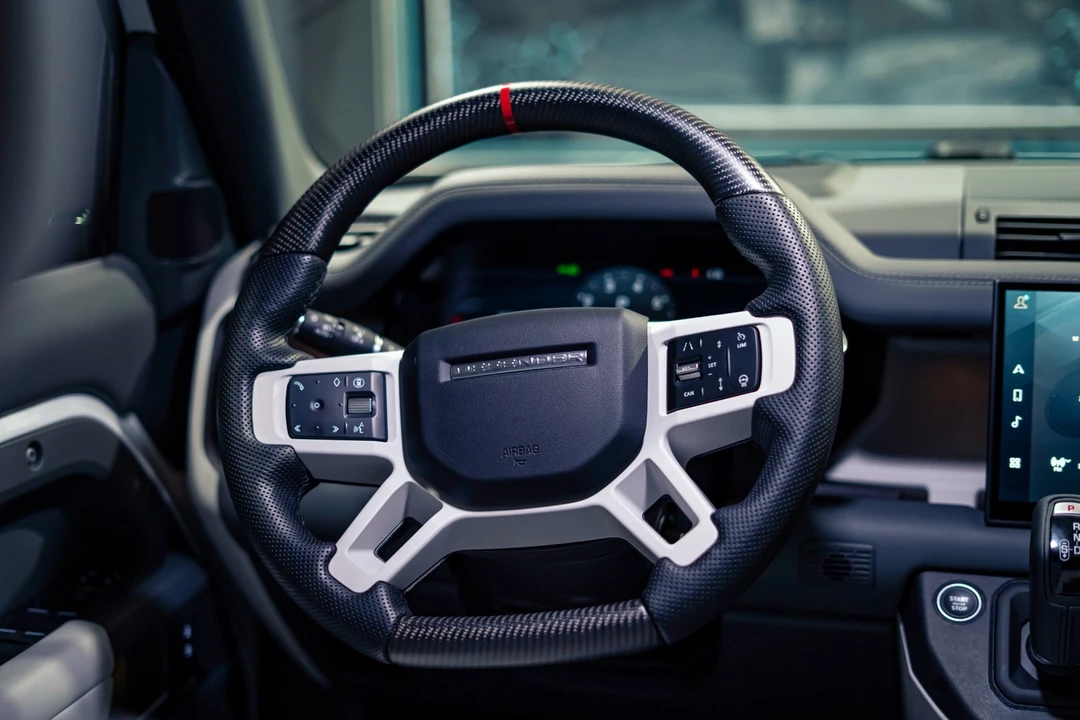 2025 Land Rover - Image 14 of 31