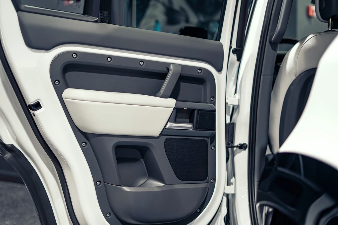 2025 Land Rover - Image 13 of 31