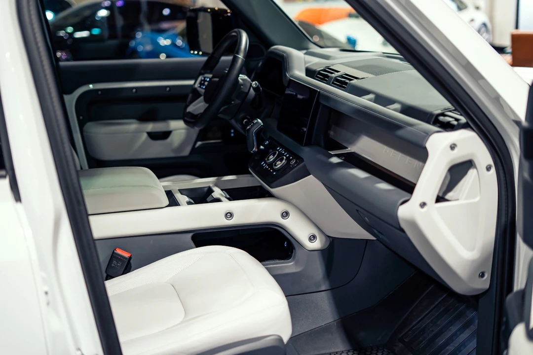 2025 Land Rover - Image 2 of 31
