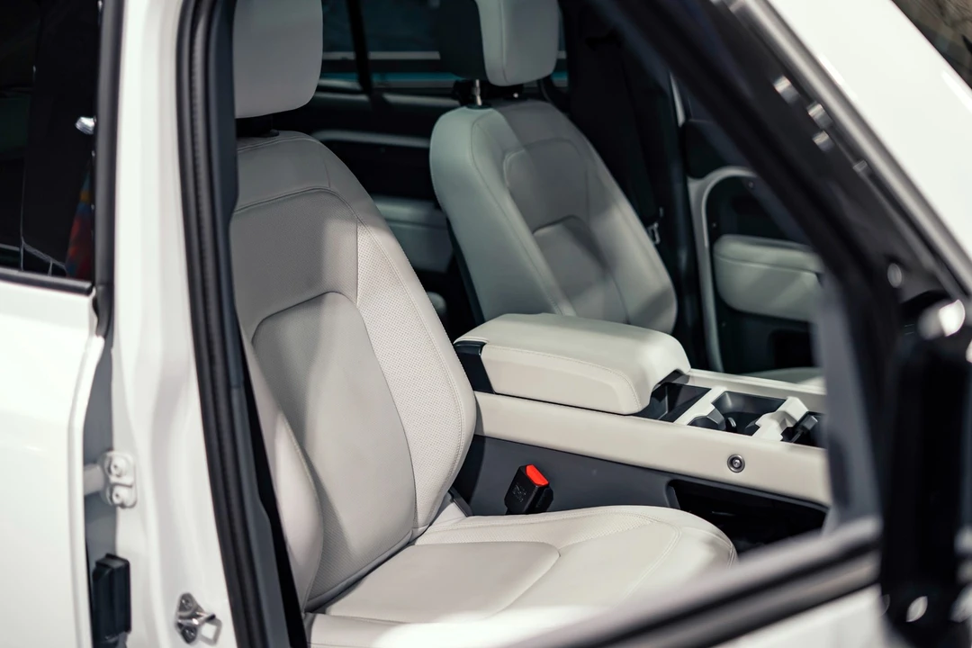 2025 Land Rover - Image 9 of 31