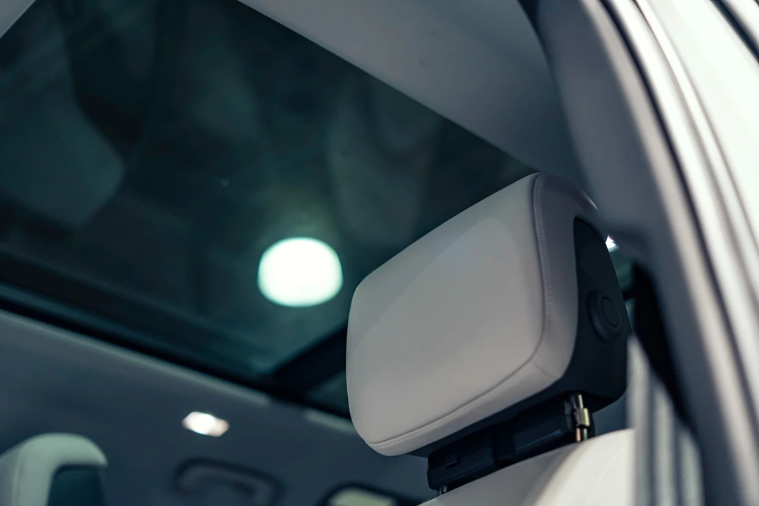 2025 Land Rover - Image 11 of 31
