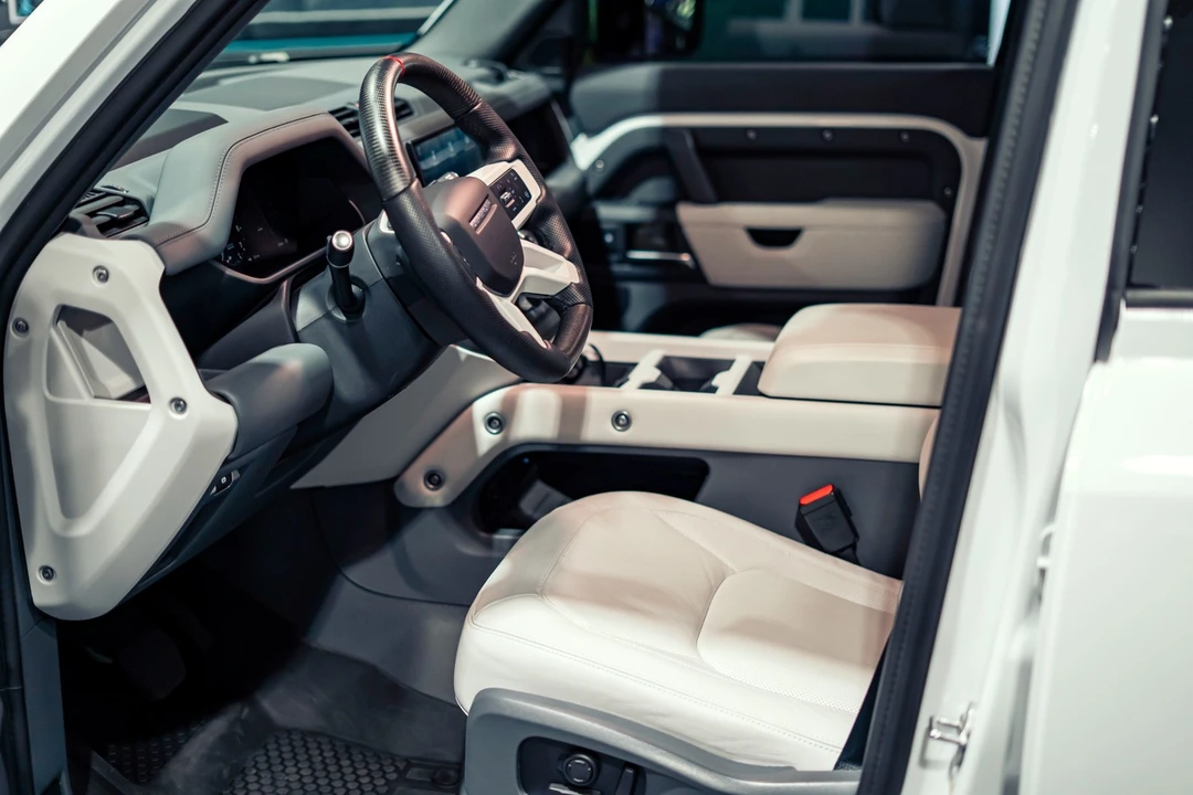 2025 Land Rover - Image 15 of 31
